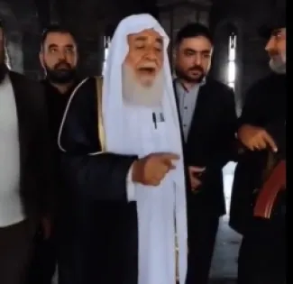 العرعور  يصل قبر حافظ الأسد - فيديو