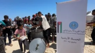 الحملة الأردنية توزع الخبز في مواصي خان يونس
