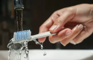 أيهما أفضل لتنظيف الأسنان.. فرشاة جافة أم مبللة؟
