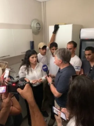 نائبة وزير الخارجية الإسرائيلية تهرب لمكان آمن أثناء مقابلة بسبب صواريخ إيرانية - فيديو