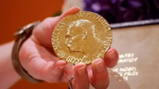 ما جائزة نوبل للسلام التي يرى ترامب أنه أهلٌ لنيلها؟