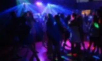 من صلاة جماعة إلى راقصات وملهى ليلي.. طبيب أردني يكشف تفاصيل صادمة عن مستأجرين عرب