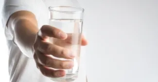 احذر.. نقص شرب الماء يزيد هرمون التوتر