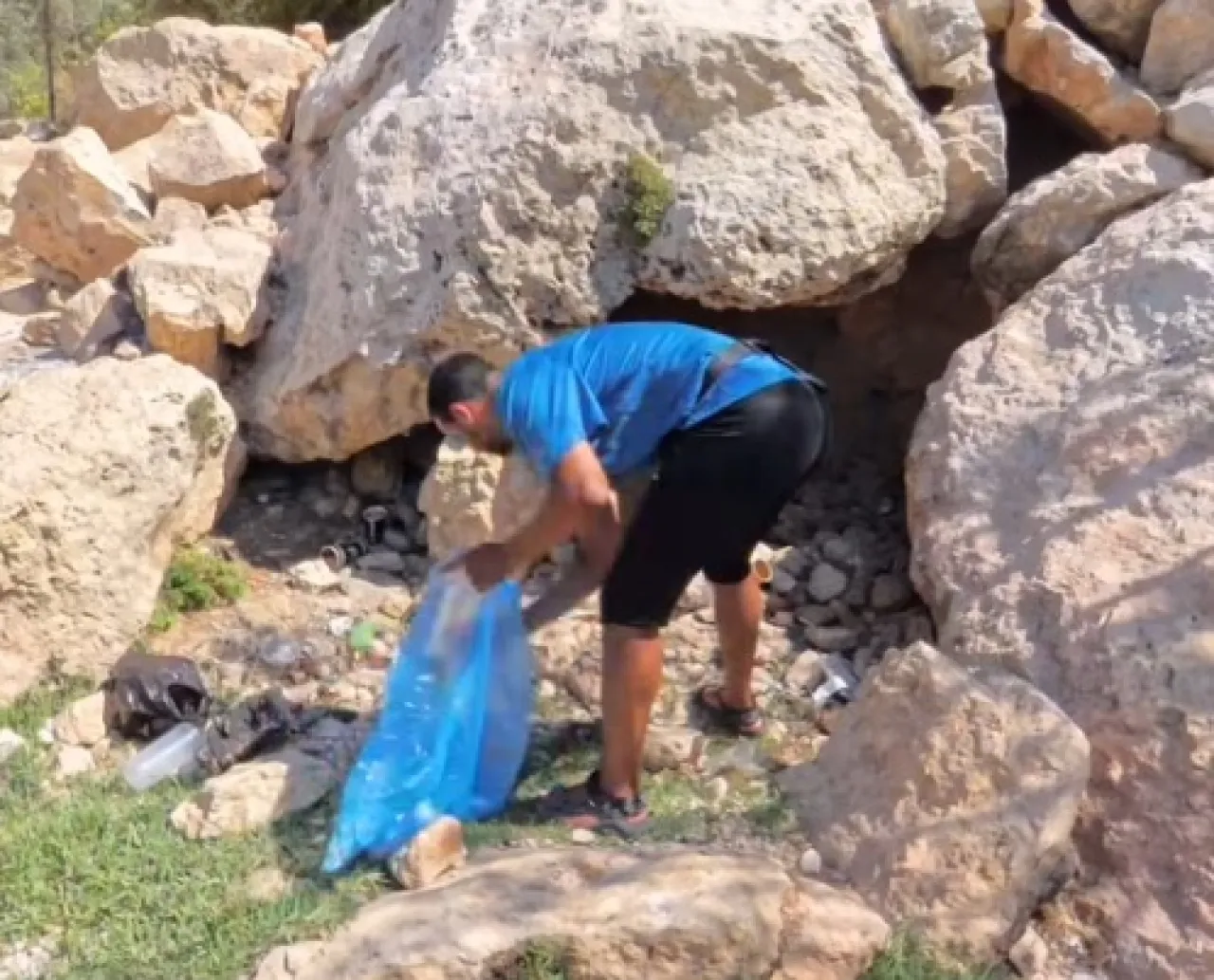 رحالة مغربي ينظف نبع مياه في عجلون - فيديو
