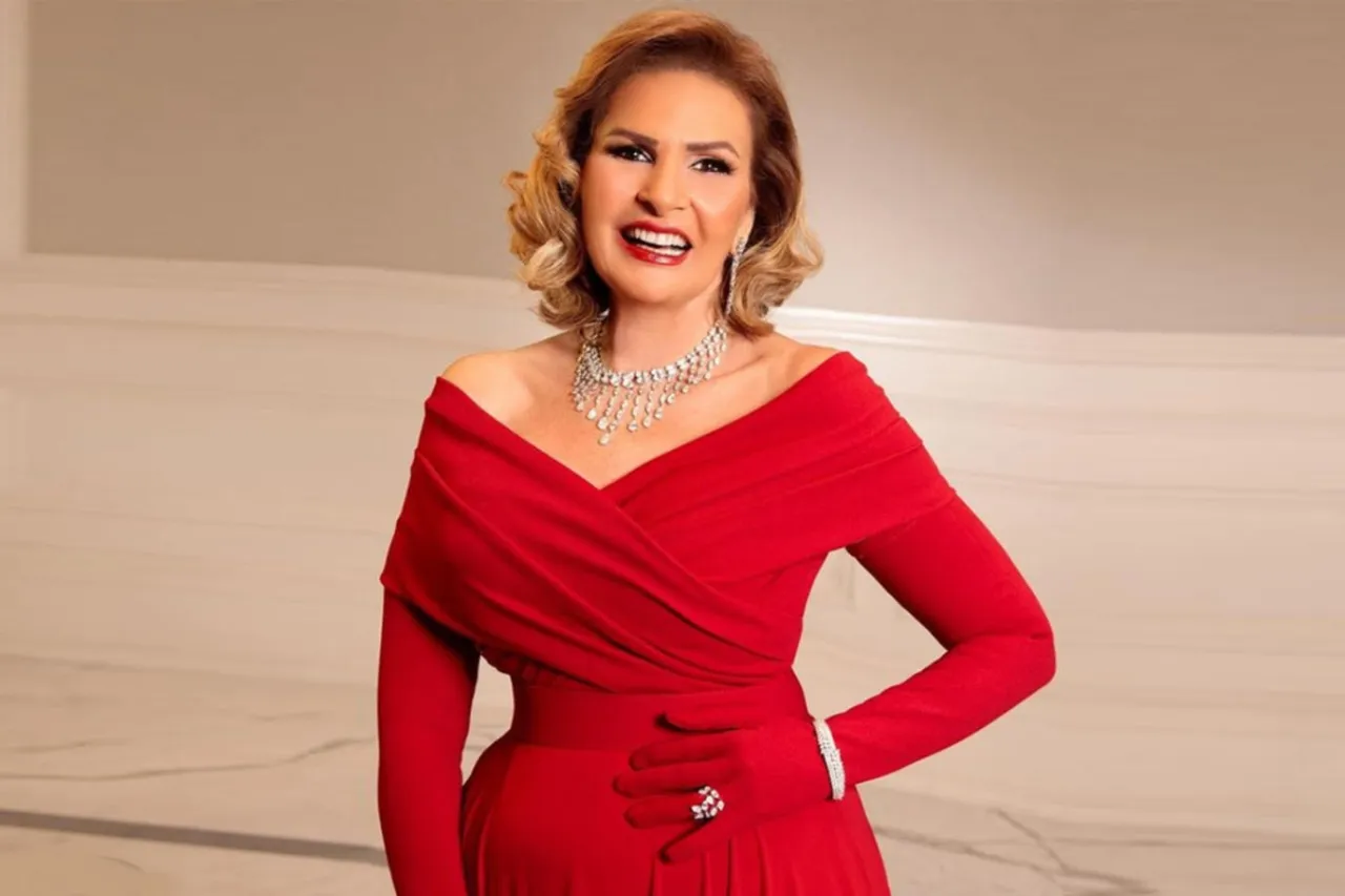 يسرا تحتضن نفسها!