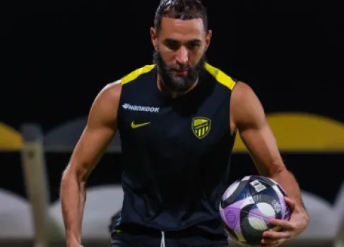 بنزيما يخضع لبرنامج تأهيل في فرنسا