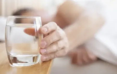 العلم يحذر من وضع كأس ماء بجوار السرير