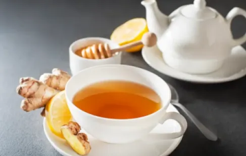 شاي الليمون والزنجبيل.. كيف يقي من الأمراض المزمنة؟