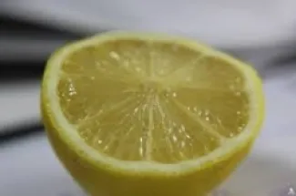 اردني يطلق زوجته بسبب نصف ليمونة - فيديو