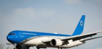 صاروخ يمني يجبر طائرة 