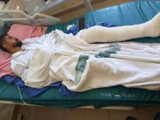 كلاب ضالة تدخل شابا المستشفى في السلط 