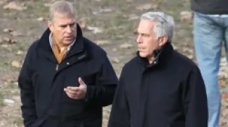 تم تصوير أندرو وجيفري إبستين (على اليمين) وهما يسيران في سنترال بارك بنيويورك في ديسمبر/ كانون الأول 2010